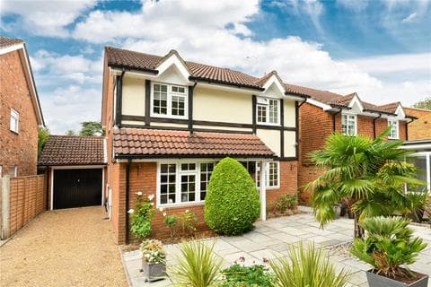 Riverside Apartment with Thames Views